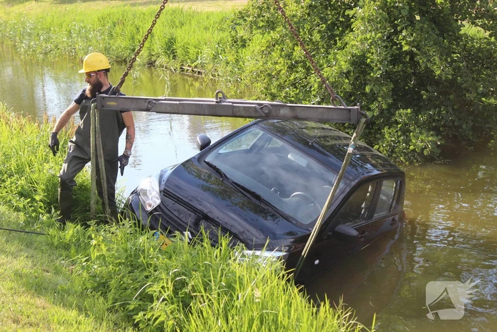 Auto te water na vergeten handrem
