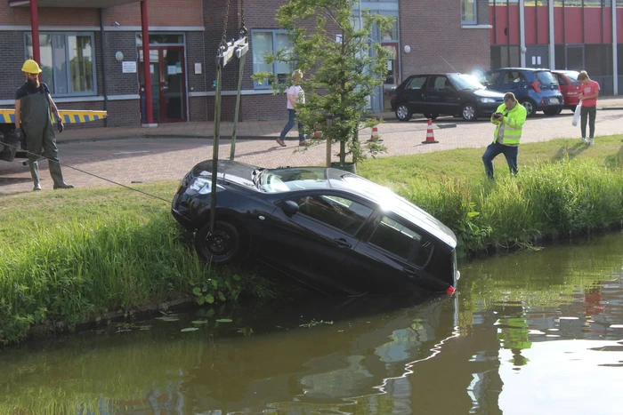 Auto te water na vergeten handrem