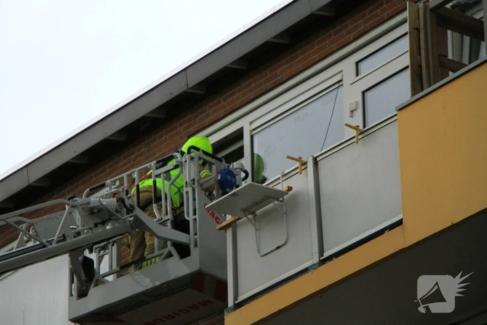 Bewoner sluit zichzelf buiten met pan nog op het vuur