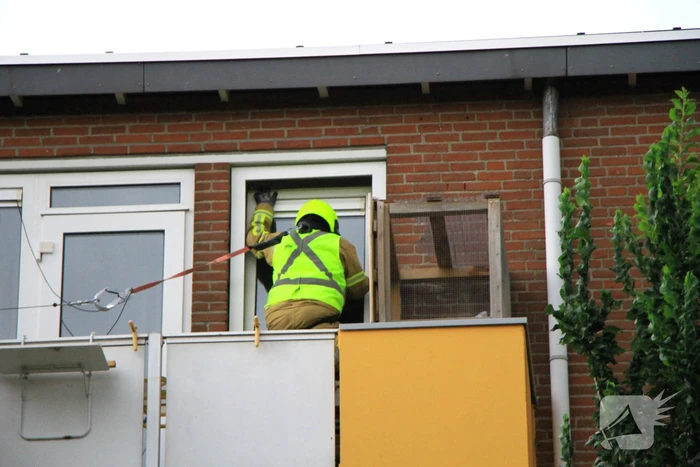 Bewoner sluit zichzelf buiten met pan nog op het vuur