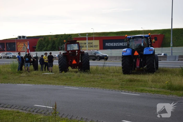 Boeren voeren protest bij opritten van snelwegen