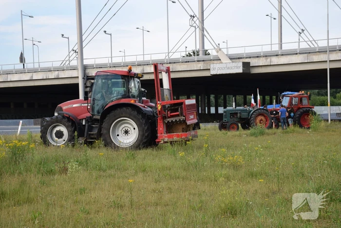 Boeren voeren protest bij opritten van snelwegen