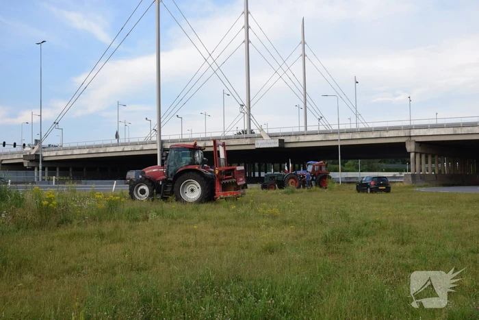 Boeren voeren protest bij opritten van snelwegen