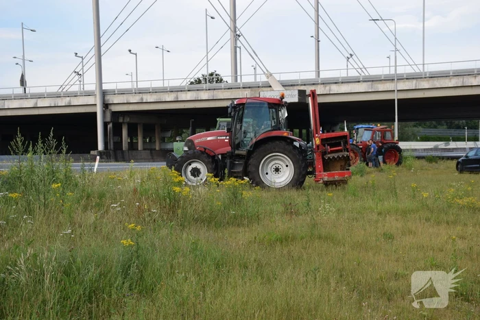 Boeren voeren protest bij opritten van snelwegen