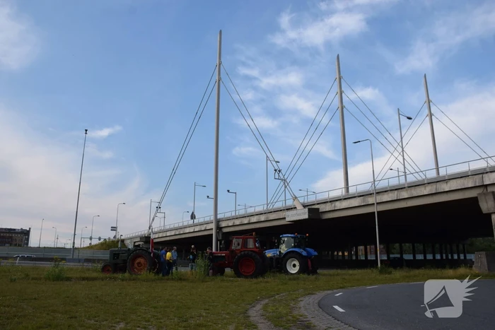 Boeren voeren protest bij opritten van snelwegen