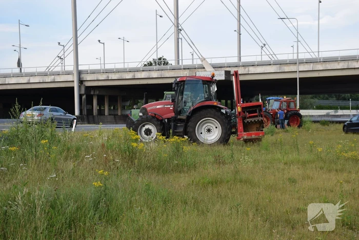 Boeren voeren protest bij opritten van snelwegen