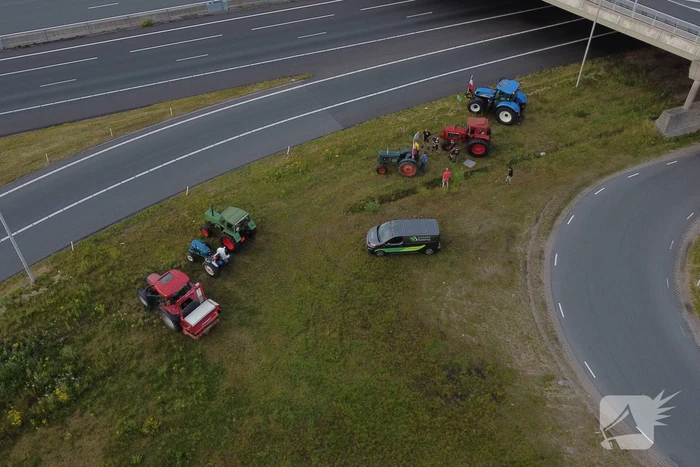 Boeren voeren protest bij opritten van snelwegen