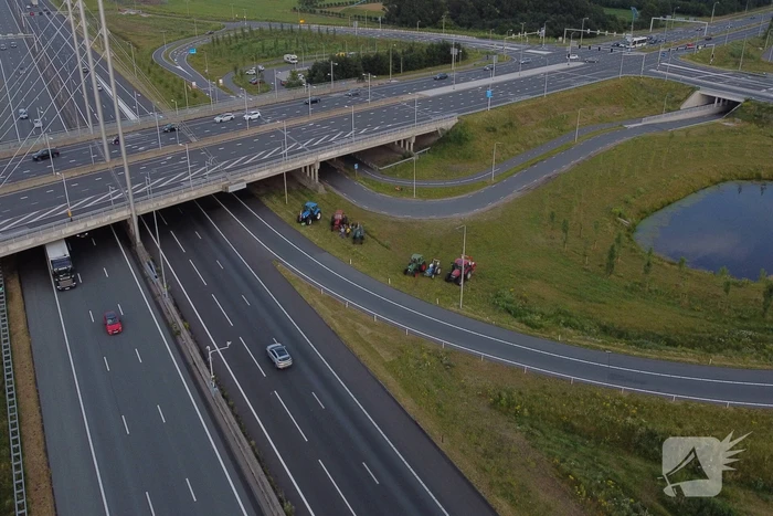 Boeren voeren protest bij opritten van snelwegen