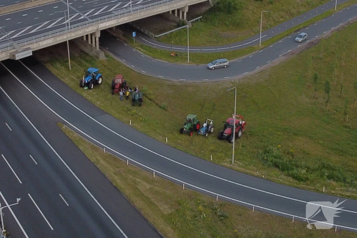 Boeren voeren protest bij opritten van snelwegen