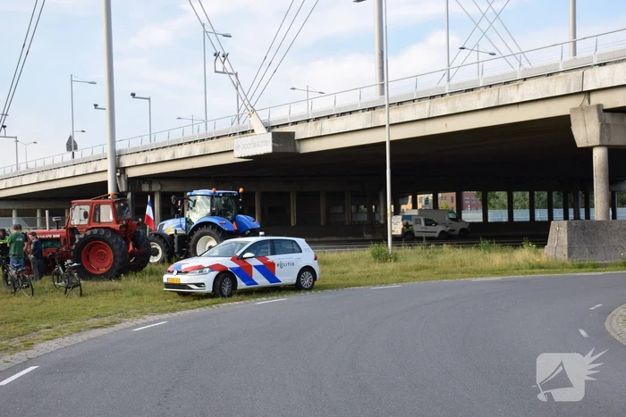 Boeren voeren protest bij opritten van snelwegen