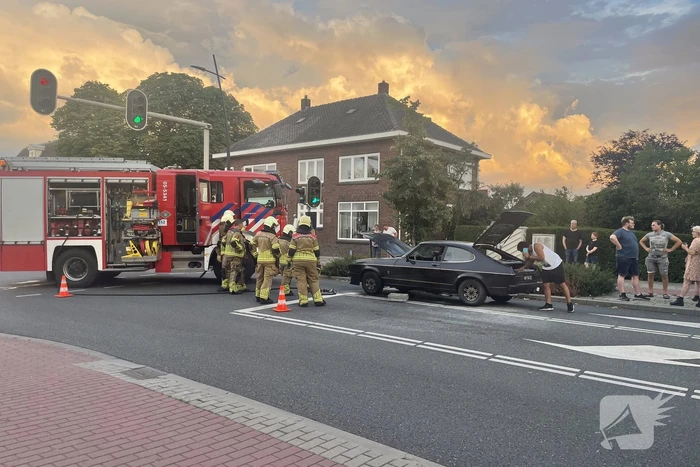 Auto vat vlam voor verkeerslicht