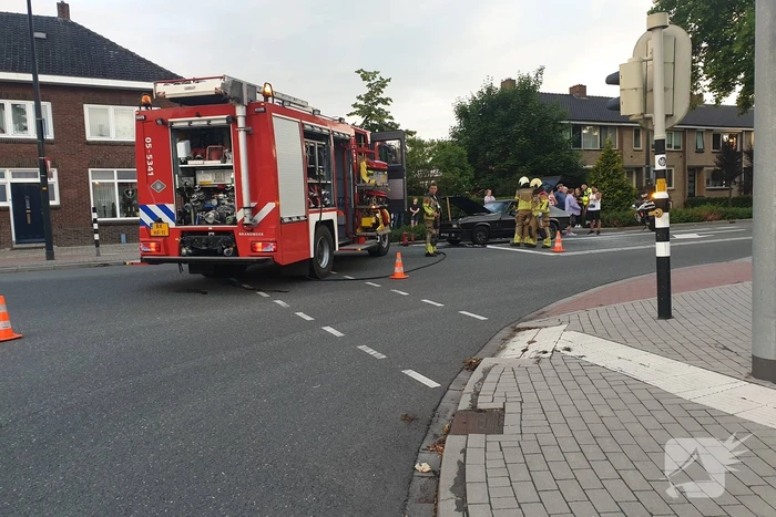 Auto vat vlam voor verkeerslicht