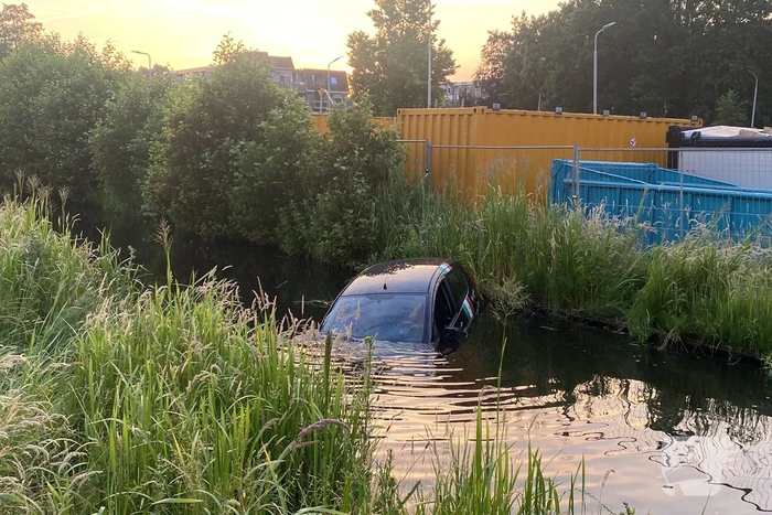 Pizzakoerier belandt in diepe sloot