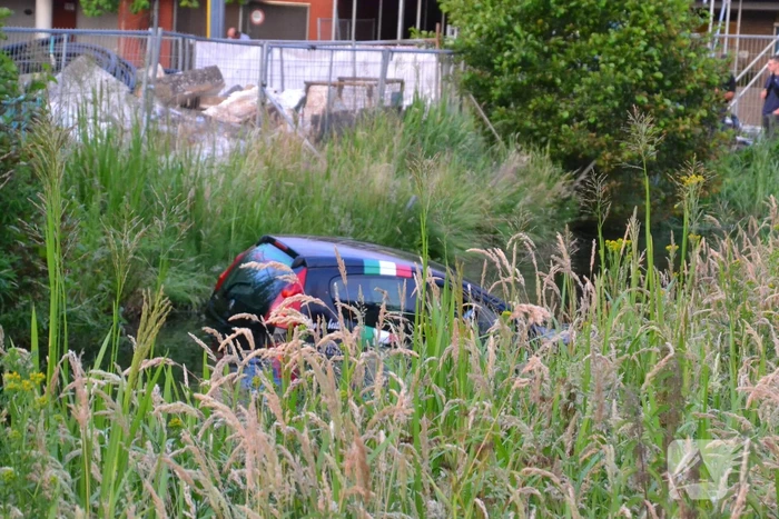Pizzakoerier belandt in diepe sloot