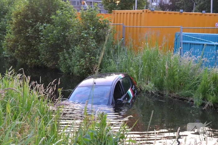 Pizzakoerier belandt in diepe sloot