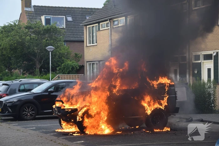 Auto volledig uitgebrand