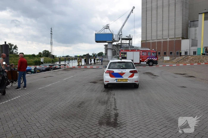 Binnenvaartschip dreigt te zinken