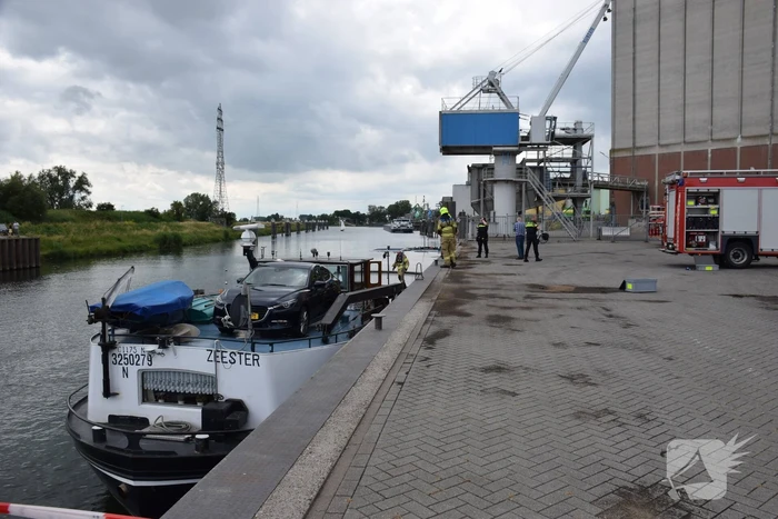 Binnenvaartschip dreigt te zinken