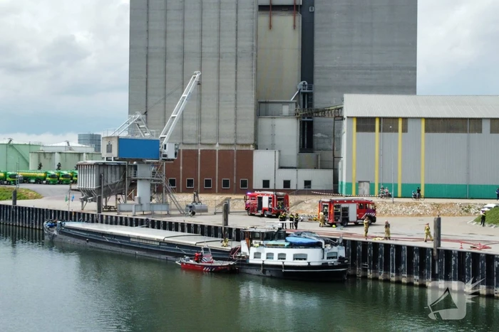 Binnenvaartschip dreigt te zinken