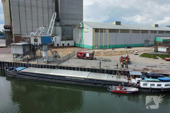 Binnenvaartschip dreigt te zinken