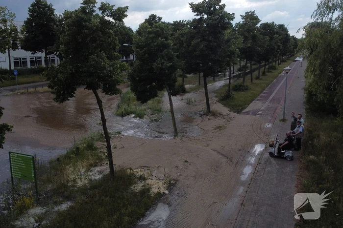 Gesprongen waterleiding zorgt voor enorme wateroverlast