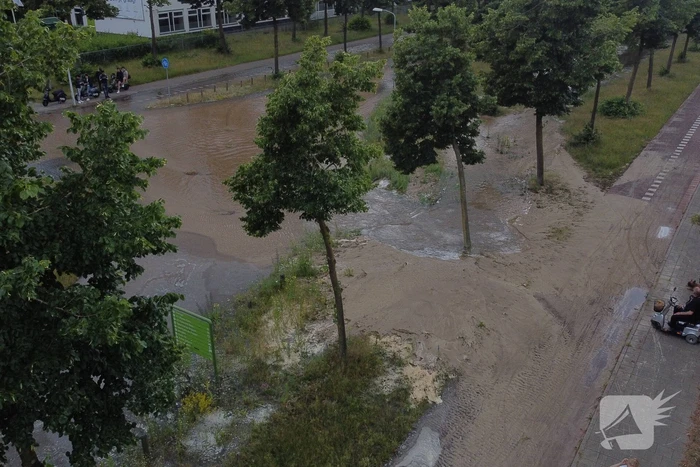 Gesprongen waterleiding zorgt voor enorme wateroverlast