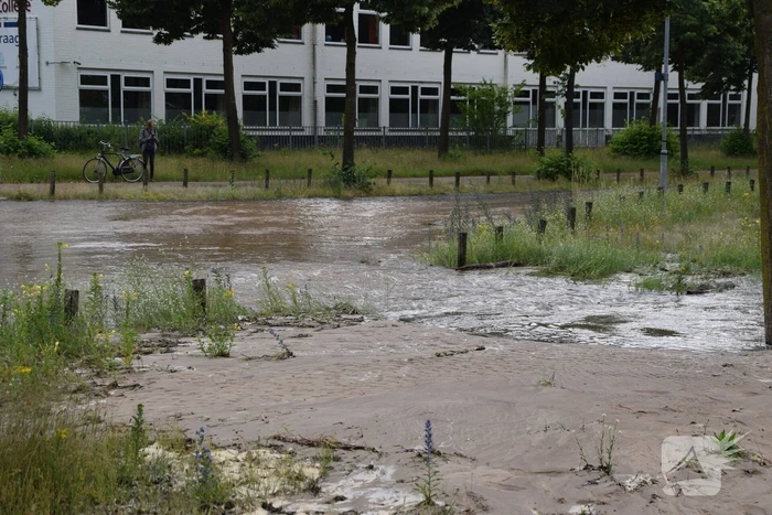 Gesprongen waterleiding zorgt voor enorme wateroverlast