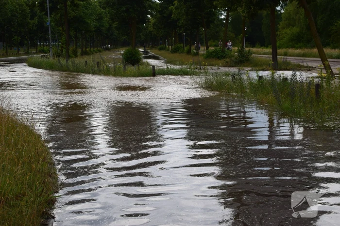 Gesprongen waterleiding zorgt voor enorme wateroverlast