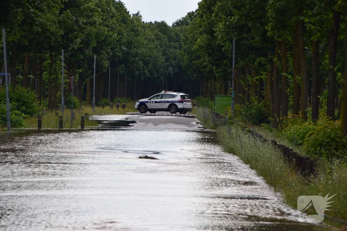 Gesprongen waterleiding zorgt voor enorme wateroverlast