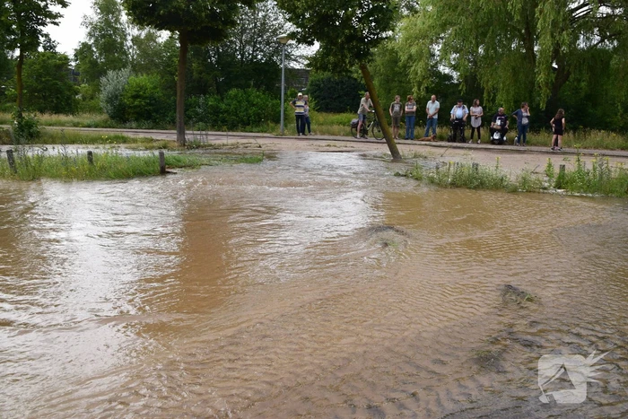 Gesprongen waterleiding zorgt voor enorme wateroverlast