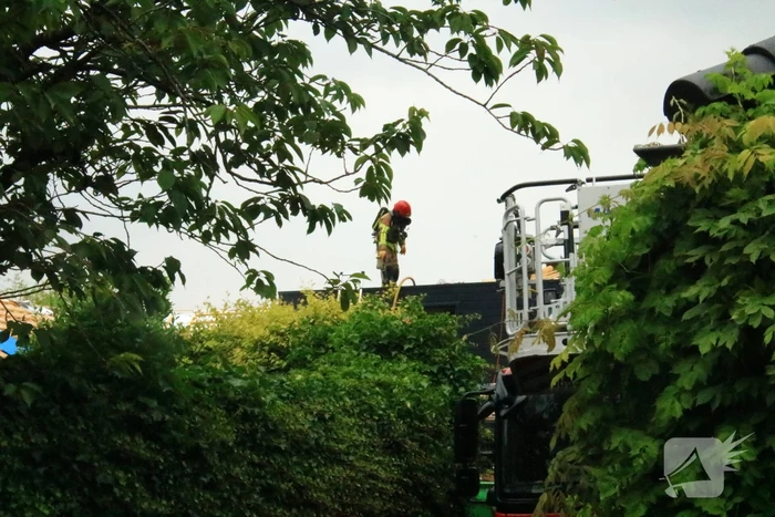 Brand op dak van woning