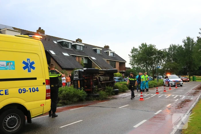 Auto op zijn kant na eenzijdig ongeval