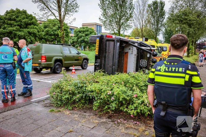 Auto op zijn kant na eenzijdig ongeval