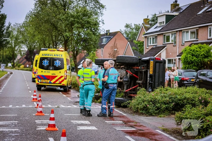 Auto op zijn kant na eenzijdig ongeval