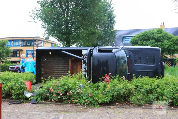 Auto op zijn kant na eenzijdig ongeval