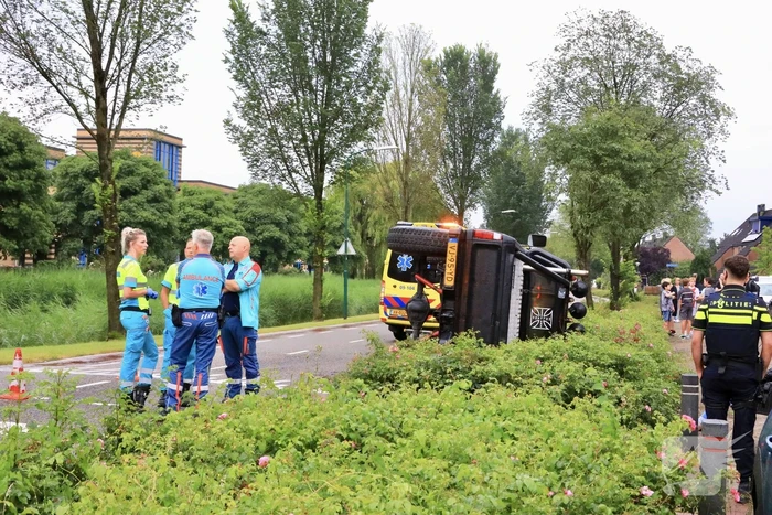 Auto op zijn kant na eenzijdig ongeval