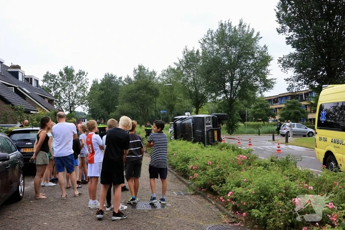 Auto op zijn kant na eenzijdig ongeval