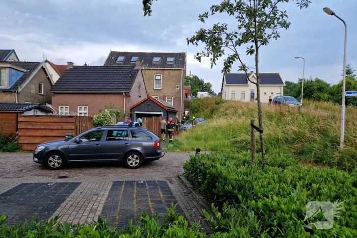 Auto rolt van dijk af