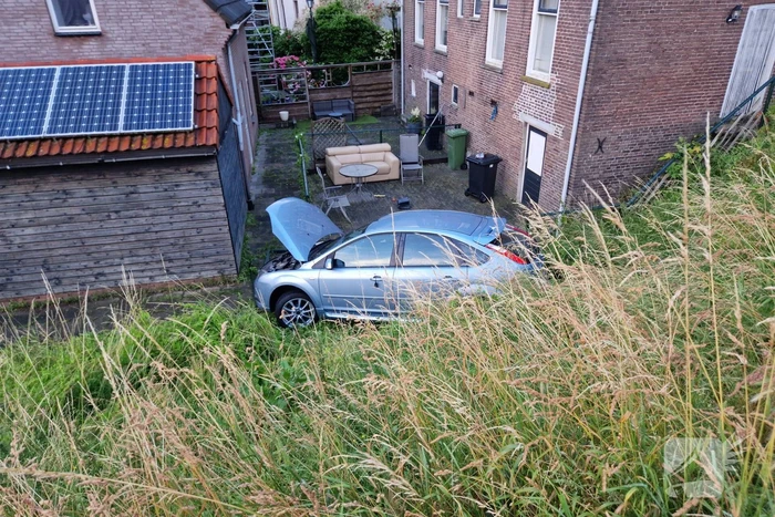 Auto rolt van dijk af
