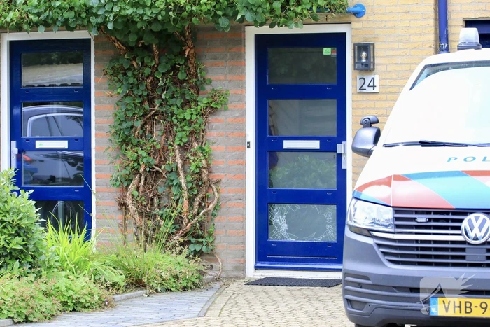 Voordeur opgeblazen van woning in Nieuwland