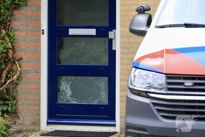 Voordeur opgeblazen van woning in Nieuwland