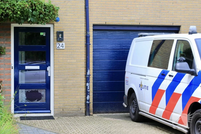 Voordeur opgeblazen van woning in Nieuwland