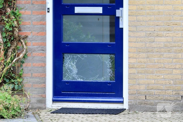 Voordeur opgeblazen van woning in Nieuwland