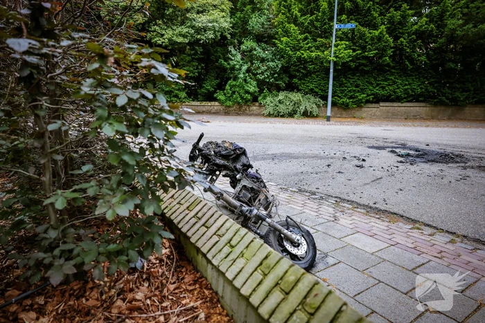 Scooter gaat in vlammen op nabij pand Talpa Network