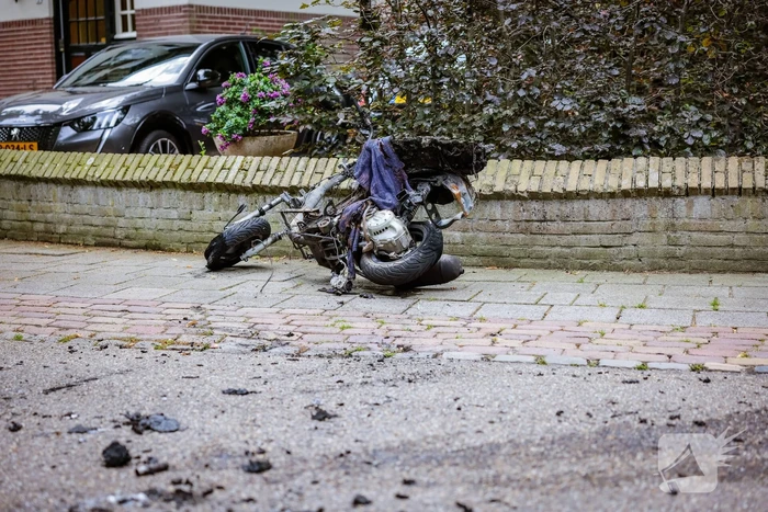 Scooter gaat in vlammen op nabij pand Talpa Network