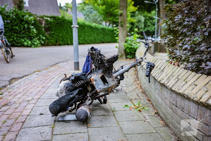 Scooter gaat in vlammen op nabij pand Talpa Network