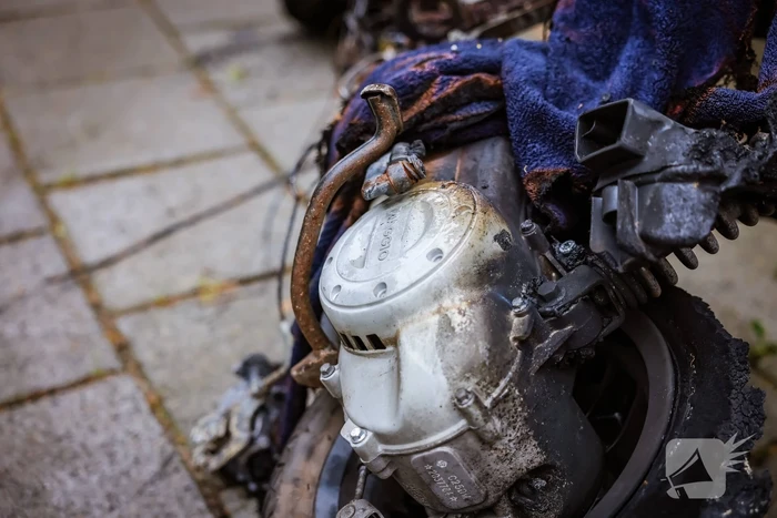 Scooter gaat in vlammen op nabij pand Talpa Network