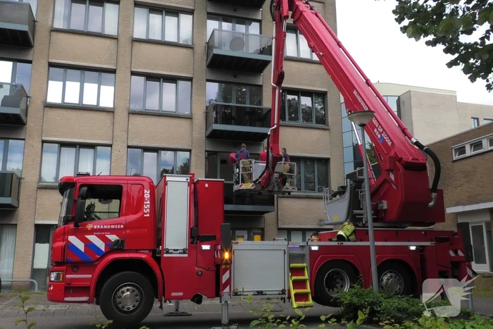 Bewoner sluit zichzelf buiten, brandweer schiet te hulp