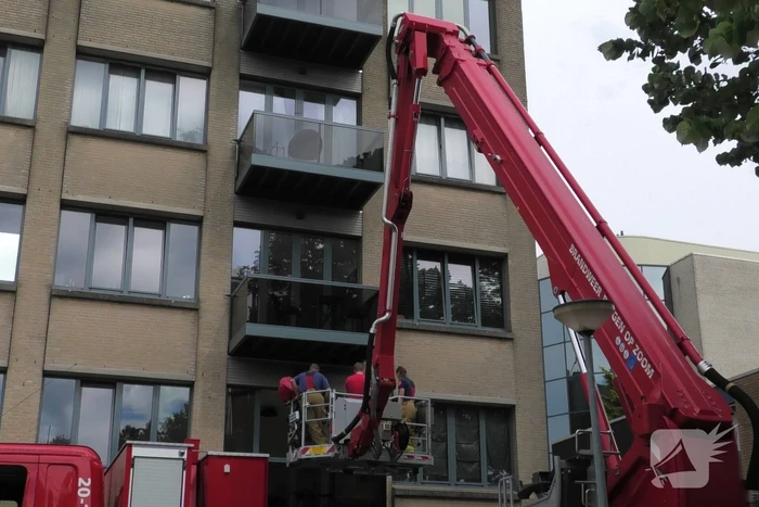 Bewoner sluit zichzelf buiten, brandweer schiet te hulp