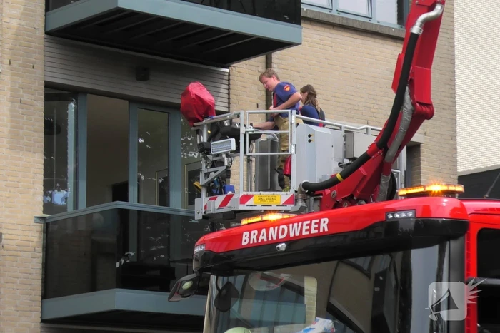 Bewoner sluit zichzelf buiten, brandweer schiet te hulp